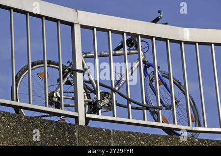 Bicicletta danneggiata, Colonia, Renania settentrionale-Vestfalia, Germania, Europa Foto Stock