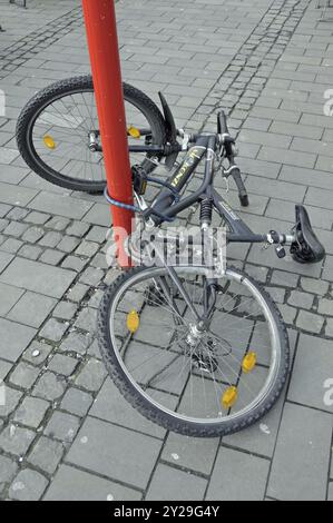 Bicicletta danneggiata, Colonia, Renania settentrionale-Vestfalia, Germania, Europa Foto Stock