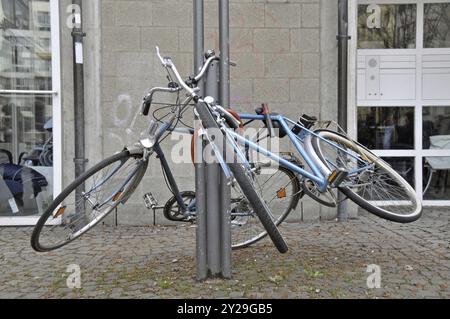 Bicicletta danneggiata, Colonia, Renania settentrionale-Vestfalia, Germania, Europa Foto Stock