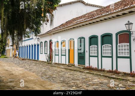 Case tipiche con porte e finestre colorate in una strada acciottolata nella città storica di Paraty, Brasile, patrimonio dell'umanità dell'UNESCO, Sud America Foto Stock