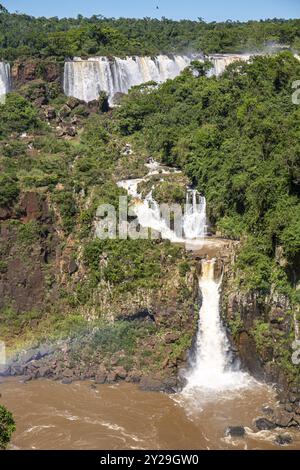 Cascate nella lussureggiante foresta pluviale, cascate di Iguazu, Misiones, Argentina, Sud America Foto Stock