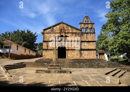 Vista dell'antica Cappella di Santa Barbara sul cielo blu, Barichara, Colombia, Sud America Foto Stock