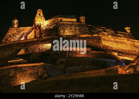 Ammira il castello illuminato di notte San Felipe de Barajas, Cartagena, Colombia, Sud America Foto Stock