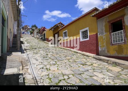 Ammira la ripida strada acciottolata con case colorate nella città storica di Sao Luiz do Paraitinga, Brasile, Sud America Foto Stock