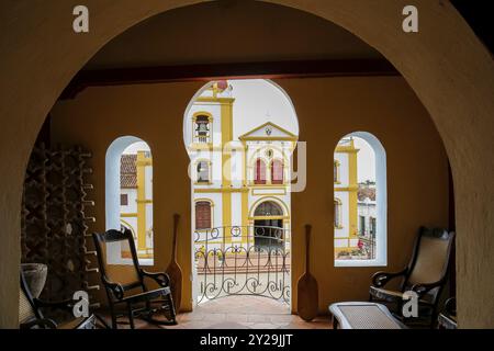 Vista da una camera con porta aperta e finestre su una chiesa coloniale a Santa Cruz de Mompox, Colombia, Patrimonio Mondiale dell'Umanità, Sud America Foto Stock