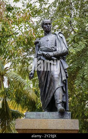 Statua di Simon de Bolivar con sfondo verde, Santa Cruz de Mompox, Colombia, Patrimonio dell'Umanità, Sud America Foto Stock