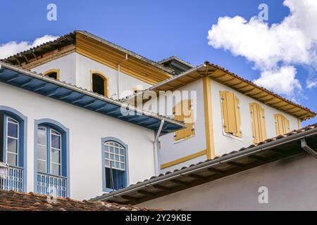 Primo piano dei tipici edifici coloniali nella storica città di Serro, Minas Gerais Brasile Foto Stock