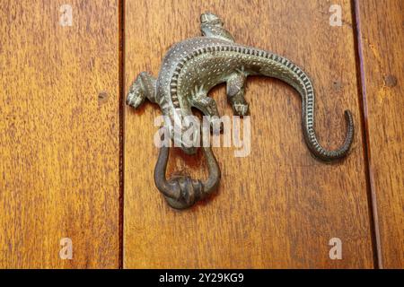 Porta in metallo a forma di lucertola su una porta in legno, Old Town, Cartagena, Colombia, Sud America Foto Stock