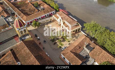 Vista aerea ravvicinata del Parque De la Inmaculada Concepcion (il parco dell'Immacolata Concezione) e del fiume nella città storica di Santa Cruz de Mompox e sul fiume Foto Stock