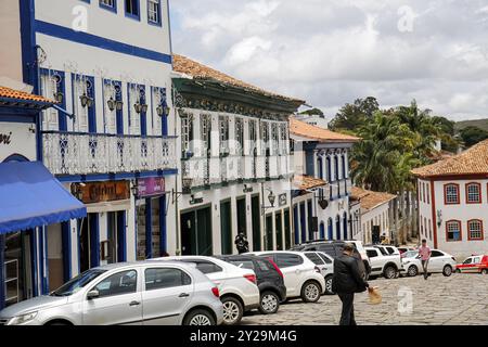 Case tipiche della città storica di Diamantina in una piazza acciottolata, Minas Gerais, Brasile, Sud America Foto Stock