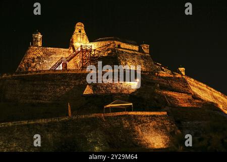 Ammira il castello illuminato di notte San Felipe de Barajas, Cartagena, Colombia, Sud America Foto Stock