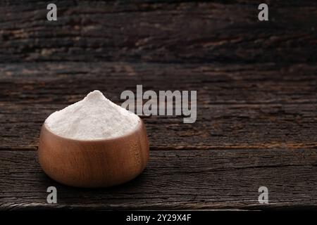 Bicarbonato di sodio - composto solido cristallino nel recipiente. Foto Stock