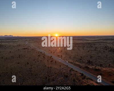 Una vista aerea mozzafiato di Uluru Rock in Australia illuminata da un tramonto mozzafiato Foto Stock