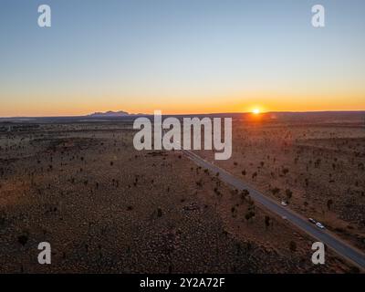 Una vista aerea mozzafiato di Uluru Rock in Australia illuminata da un tramonto mozzafiato Foto Stock