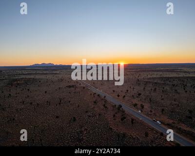 Una vista aerea mozzafiato di Uluru Rock in Australia illuminata da un tramonto mozzafiato Foto Stock