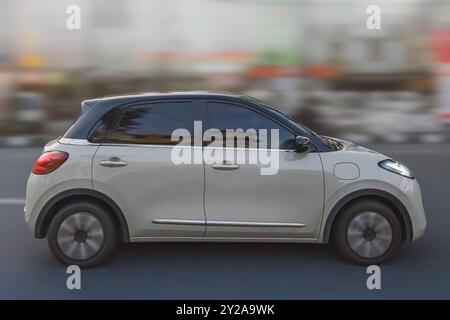 Balikpapan, Indonesia - 9 agosto 2024. quest'auto elettrica ecocompatibile scorre senza sforzo per le strade della città. Foto Stock