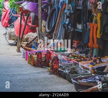 Balikpapan, Indonesia - 26 giugno 2024. mercato delle pulci di utensili e articoli duri con attrezzi e articoli sparsi in vendita sul marciapiede. Foto Stock