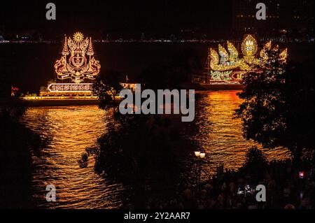 I galleggianti illuminati gettano la loro riflessione sul fiume Tonle SAP durante il festival dell'acqua cambogiano. Phnom Penh, Cambogia. © Kraig Lieb Foto Stock