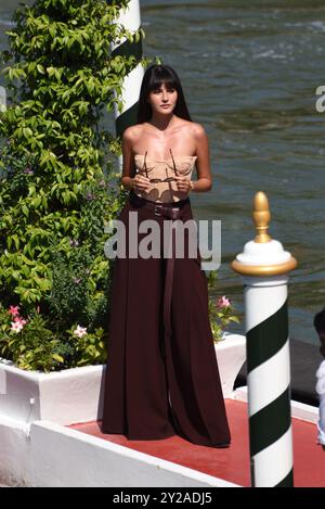 Lido di Venezia, Italia. 30 agosto 2024. Paola Cossentino arriva al molo dell'Excelsior Hotel al Lido di Venezia per la 81a Mostra del Cinema di Venezia. Credito: @ALollo/Ala Foto Stock