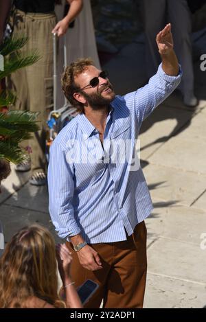 Lido di Venezia, Italia. 30 agosto 2024. Alessandro Borghi arriva al molo dell'Excelsior Hotel al Lido di Venezia per la 81esima rassegna cinematografica di Venezia. Credito: @ALollo/al Foto Stock