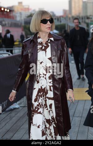 New York, Stati Uniti. 8 settembre 2024. New York, USA, 8 settembre 2024: Anna Wintour ha fatto un'entrata elegante alla sfilata Tommy Hilfiger durante la New York Fashion Week del settembre 2024, tenutasi l'8 settembre 2024 a New York. L'evento ha attirato l'attenzione con il suo mix di moda iconica e apparizioni di celebrità. Foto: Giada Papini Rampelotto/EuropaNewswire. (Credit Image: © Luiz Rampelotto/ZUMA Press Wire) SOLO PER USO EDITORIALE! Non per USO commerciale! Foto Stock