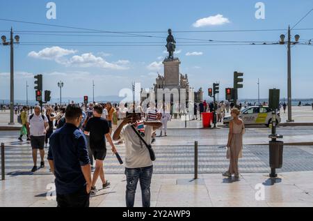 Lisbona, Portogallo. 7 settembre 2024. Si vedono persone che camminano a Praga de Comércio, nel quartiere Baixa di Lisbona. Al turismo portoghese sarà concessa una linea di finanziamento con protocollo bancario per un totale di circa 300 milioni di euro per la costruzione di nuove unità turistiche e la riqualificazione di quelle esistenti. Le informazioni sono state fornite a NS dal Segretario di Stato per il turismo, Pedro Machado, a margine dell'inaugurazione di ExpoMora, il pomeriggio di venerdì 6 settembre. Credito: SOPA Images Limited/Alamy Live News Foto Stock