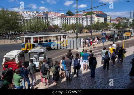 Lisbona, Portogallo. 7 settembre 2024. Si vedono persone in attesa di un tram di fronte a piazza Moniz nel quartiere Baixa, Lisbona. Al turismo portoghese sarà concessa una linea di finanziamento con protocollo bancario per un totale di circa 300 milioni di euro per la costruzione di nuove unità turistiche e la riqualificazione di quelle esistenti. Le informazioni sono state fornite a NS dal Segretario di Stato per il turismo, Pedro Machado, a margine dell'inaugurazione di ExpoMora, il pomeriggio di venerdì 6 settembre. Credito: SOPA Images Limited/Alamy Live News Foto Stock