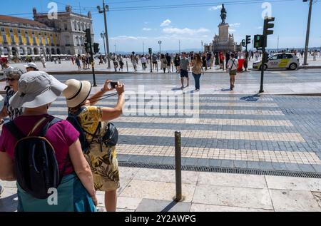 Lisbona, Portogallo. 7 settembre 2024. Si vedono persone che camminano a Praga de Comércio, nel quartiere Baixa di Lisbona. Al turismo portoghese sarà concessa una linea di finanziamento con protocollo bancario per un totale di circa 300 milioni di euro per la costruzione di nuove unità turistiche e la riqualificazione di quelle esistenti. Le informazioni sono state fornite a NS dal Segretario di Stato per il turismo, Pedro Machado, a margine dell'inaugurazione di ExpoMora, il pomeriggio di venerdì 6 settembre. Credito: SOPA Images Limited/Alamy Live News Foto Stock