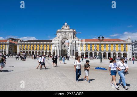 Lisbona, Portogallo. 7 settembre 2024. Si vedono persone che camminano a Praga de Comércio, nel quartiere Baixa di Lisbona. Al turismo portoghese sarà concessa una linea di finanziamento con protocollo bancario per un totale di circa 300 milioni di euro per la costruzione di nuove unità turistiche e la riqualificazione di quelle esistenti. Le informazioni sono state fornite a NS dal Segretario di Stato per il turismo, Pedro Machado, a margine dell'inaugurazione di ExpoMora, il pomeriggio di venerdì 6 settembre. Credito: SOPA Images Limited/Alamy Live News Foto Stock