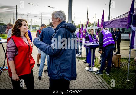 ROTTERDAM - il personale del RET è rimasto colpito durante un'interruzione del lavoro nei trasporti della città di Rotterdam. Dalle 4:00 alle 8:00, non c'erano tram, autobus e metropolitane. il sindacato FNV ha annunciato diversi scioperi nella settimana precedente al budget Day. L'obiettivo è quello di esortare il gabinetto a elaborare un regolamento che consenta ai dipendenti ov di smettere prima di lavorare sodo. ANP ROBIN UTRECHT netherlands Out - belgio Out Foto Stock