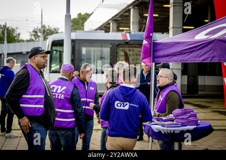 ROTTERDAM - il personale del RET è rimasto colpito durante un'interruzione del lavoro nei trasporti della città di Rotterdam. Dalle 4:00 alle 8:00, non c'erano tram, autobus e metropolitane. il sindacato FNV ha annunciato diversi scioperi nella settimana precedente al budget Day. L'obiettivo è quello di esortare il gabinetto a elaborare un regolamento che consenta ai dipendenti ov di smettere prima di lavorare sodo. ANP ROBIN UTRECHT netherlands Out - belgio Out Foto Stock