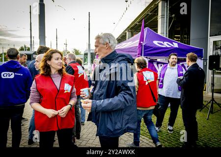 ROTTERDAM - il personale del RET è rimasto colpito durante un'interruzione del lavoro nei trasporti della città di Rotterdam. Dalle 4:00 alle 8:00, non c'erano tram, autobus e metropolitane. il sindacato FNV ha annunciato diversi scioperi nella settimana precedente al budget Day. L'obiettivo è quello di esortare il gabinetto a elaborare un regolamento che consenta ai dipendenti ov di smettere prima di lavorare sodo. ANP ROBIN UTRECHT netherlands Out - belgio Out Foto Stock