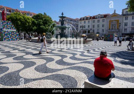 Lisbona, Portogallo. 7 settembre 2024. Le persone si vedono camminare nelle vicinanze di Piazza Rossio, nel quartiere Baixa, Lisbona. Al turismo portoghese sarà concessa una linea di finanziamento con protocollo bancario per un totale di circa 300 milioni di euro per la costruzione di nuove unità turistiche e la riqualificazione di quelle esistenti. Le informazioni sono state fornite a NS dal Segretario di Stato per il turismo, Pedro Machado, a margine dell'inaugurazione di ExpoMora, il pomeriggio di venerdì 6 settembre. (Foto di Jorge Castellanos/SOPA Images/Sipa USA) credito: SIPA USA/Alamy Live News Foto Stock