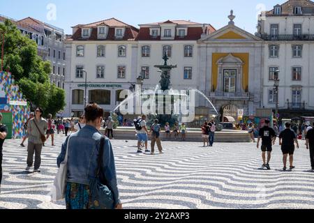 Lisbona, Portogallo. 7 settembre 2024. Le persone si vedono camminare nelle vicinanze di Piazza Rossio, nel quartiere Baixa, Lisbona. Al turismo portoghese sarà concessa una linea di finanziamento con protocollo bancario per un totale di circa 300 milioni di euro per la costruzione di nuove unità turistiche e la riqualificazione di quelle esistenti. Le informazioni sono state fornite a NS dal Segretario di Stato per il turismo, Pedro Machado, a margine dell'inaugurazione di ExpoMora, il pomeriggio di venerdì 6 settembre. (Foto di Jorge Castellanos/SOPA Images/Sipa USA) credito: SIPA USA/Alamy Live News Foto Stock