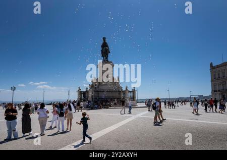 Lisbona, Portogallo. 7 settembre 2024. Si vedono persone che camminano a Praga de Comércio, nel quartiere Baixa di Lisbona. Al turismo portoghese sarà concessa una linea di finanziamento con protocollo bancario per un totale di circa 300 milioni di euro per la costruzione di nuove unità turistiche e la riqualificazione di quelle esistenti. Le informazioni sono state fornite a NS dal Segretario di Stato per il turismo, Pedro Machado, a margine dell'inaugurazione di ExpoMora, il pomeriggio di venerdì 6 settembre. (Foto di Jorge Castellanos/SOPA Images/Sipa USA) credito: SIPA USA/Alamy Live News Foto Stock