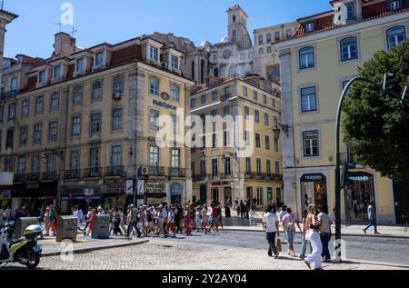 Lisbona, Portogallo. 7 settembre 2024. Le persone si vedono camminare nelle vicinanze di Piazza Rossio, nel quartiere Baixa, Lisbona. Al turismo portoghese sarà concessa una linea di finanziamento con protocollo bancario per un totale di circa 300 milioni di euro per la costruzione di nuove unità turistiche e la riqualificazione di quelle esistenti. Le informazioni sono state fornite a NS dal Segretario di Stato per il turismo, Pedro Machado, a margine dell'inaugurazione di ExpoMora, il pomeriggio di venerdì 6 settembre. (Foto di Jorge Castellanos/SOPA Images/Sipa USA) credito: SIPA USA/Alamy Live News Foto Stock