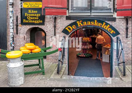 AMSTERDAM, PAESI BASSI - 7 MAGGIO 2012: Vista esterna del famoso negozio di formaggi De Kaaskelder a Singel Foto Stock