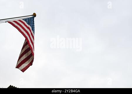 Praga, regione di Praga, Repubblica Ceca. 10 settembre 2024. La bandiera americana all'ambasciata. I manifestanti per l'Ucraina hanno dei cartelli con la scritta "chiudere i cieli" o "lasciare che l'Ucraina colpisca", al di fuori dell'ambasciata degli Stati Uniti a Praga, Repubblica Ceca, 10 settembre 2024. Denunciano "i leader militari e politici degli Stati Uniti che bloccano l'autorizzazione di armi a lungo raggio fornite dai partner contro installazioni militari e industriali situate sul territorio dell'aggressore”. Crediti: ZUMA Press, Inc./Alamy Live News Foto Stock