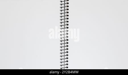 primo piano di due pagine vuote di bozzetto con rilegatura a spirale Foto Stock