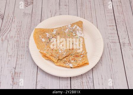 Le crepe salate sono un'opzione versatile e deliziosa per un pasto leggero o come antipasto Foto Stock