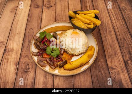 Il saltado di Lomo è un piatto tipico della cucina peruviana composto da manzo, riso cotto e patatine fritte Foto Stock