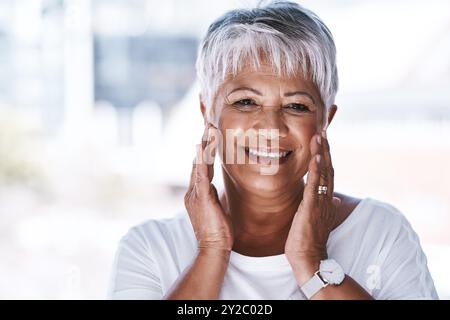 Bellezza, ritratto e cura della pelle con donna anziana in bagno per trattamento anti invecchiamento, collagene e rughe. Sorridi, cosmetici e lozione con maturo Foto Stock