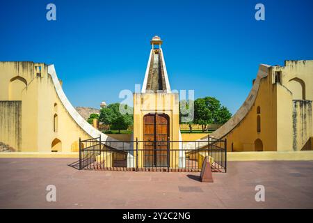 La più grande meridiana in pietra del mondo a Jantar Mantar a Jaipur, Rajasthan, India Foto Stock