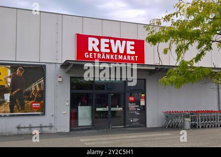 Rewe, Ableitung von Revisionsverband der Westkauf-Genossenschaften. Die REWE Markt GmbH mit Sitz in Köln ist mit rund 3600 Läden der zweitgrösste Lebensmitteleinzelhändler in Deutschland nach Edeka. Rewe ist Die Stammmarke der Rewe Group. Foto: Rewe Getränkemarkt *** Rewe, derivato da Revisionsverband der Westkauf Genossenschaften REWE Markt GmbH, con sede a Colonia, è il secondo rivenditore di prodotti alimentari in Germania dopo Edeka con circa 3600 negozi Rewe è il marchio principale del gruppo Rewe Photo Rewe Getränkemarkt Foto Stock