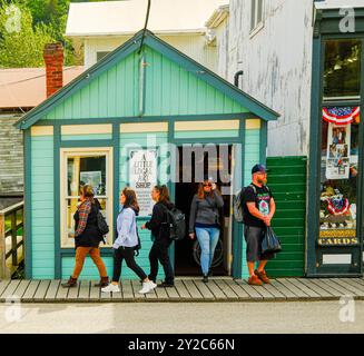 SKAGWAY, ALASKA - 9 luglio 2023: Skagway è un borough dell'Alaska con una popolazione a tempo pieno di circa 1.000 persone. Durante l'estate, navi da crociera brin Foto Stock