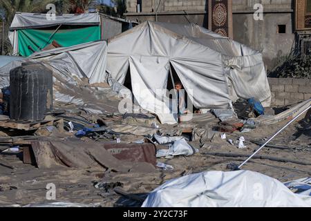 Gaza, Gaza, Palestina. 9 settembre 2024. I palestinesi cercano persone scomparse sotto le macerie dopo che gli attacchi aerei israeliani hanno ucciso più di 15 persone, in un campo per sfollati nella zona di al-Mawasi, che l'esercito di occupazione israeliano ha designato zona sicura a Khan Yunis, nella striscia di Gaza meridionale, 10 settembre 2024. (Credit Image: © Saher Alghorra/ZUMA Press Wire) SOLO PER USO EDITORIALE! Non per USO commerciale! Foto Stock