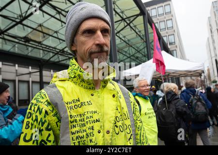 IMMAGINI DEI FILE. Londra, Regno Unito. 10 settembre 2024. Il contestatore di Just Stop Oil, il dottor Larch Maxey (nella foto) è stato condannato a tre anni di carcere. Sam Johnson, Larch Maxey, Joe Howlett, Christopher Bennett e Autumn Wharrie sono apparsi davanti al giudice Graham presso Basildon Crown Court la scorsa settimana dopo essere stati giudicati colpevoli nel marzo di “cospirazione per causare un disturbo pubblico”, un reato legale ai sensi del nuovo Police, Crime, Sentencing and Courts Act 2022. Il gruppo aveva intrapreso azioni occupando tunnel scavati sotto la strada che portava al Navigator Oil Terminal di Thurrock, Essex. Ciò si è verificato contemporaneamente W Foto Stock