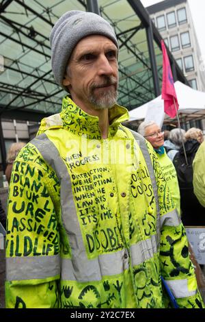 IMMAGINI DEI FILE. Londra, Regno Unito. 10 settembre 2024. Il contestatore di Just Stop Oil, il dottor Larch Maxey (nella foto) è stato condannato a tre anni di carcere. Sam Johnson, Larch Maxey, Joe Howlett, Christopher Bennett e Autumn Wharrie sono apparsi davanti al giudice Graham presso Basildon Crown Court la scorsa settimana dopo essere stati giudicati colpevoli nel marzo di “cospirazione per causare un disturbo pubblico”, un reato legale ai sensi del nuovo Police, Crime, Sentencing and Courts Act 2022. Il gruppo aveva intrapreso azioni occupando tunnel scavati sotto la strada che portava al Navigator Oil Terminal di Thurrock, Essex. Ciò si è verificato contemporaneamente W Foto Stock