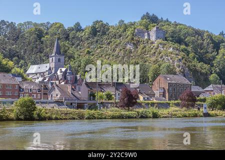 Bouvignes-sur-Mouse con il castello di Crevecoeur sopra la Mosa a nord di Dinant Foto Stock