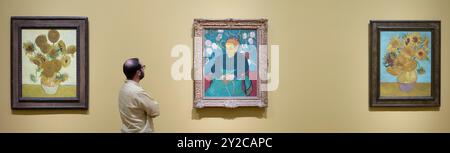 National Gallery, Londra, Regno Unito. 9 settembre 2024. Van Gogh: Poets and Lovers Exhibition (in corso dal 14 settembre 2024-19 gennaio 2025) è la prima mostra della National Gallery dedicata a Vincent van Gogh (1853-1890) e anche la prima in assoluto a concentrarsi sulle trasformazioni fantasiose dell'artista, con oltre 50 opere con prestiti da musei e collezioni private in tutto il mondo. Immagine (da l a r): Vincent van Gogh, Girasoli 1888. La National Gallery, Londra; la Berceuse (la ninna nanna), 1889. Museum of fine Arts, Boston; Girasoli, 1889. Museo d'arte di Philadelphia Crediti: Malcolm Park/Alamy Live News Foto Stock